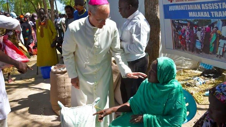 Sud Sudan, distribuzione di cibo, organizzata dalla Caritas diocesana, al campo di transito a Malakal