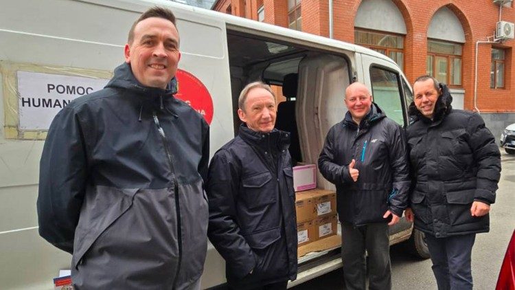 Отець Крижа (другий) і о. Бовіо (четвертий) з представниками Карітас-Спес у Харкові
