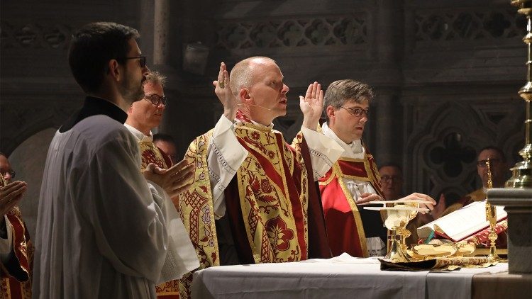 Bp Erik Varden podczas sprawowania Najświętszej Ofiary