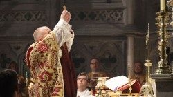 Bp Varden: trwajmy na adoracji, módlmy się za przyszłego papieża