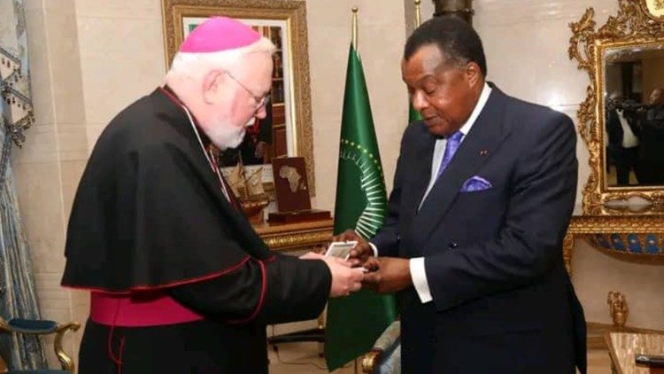 O presidente congolês, Denis Sassou N'Guesso, recebendo dom Paul Richard Gallagher, secretário da Santa Sé para as Relações com os Estados e Organizações Internacionais no Palácio Presidencial, em Brazzaville.
