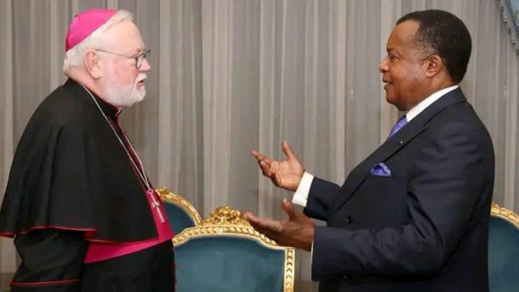 O presidente congolês Denis Sassou N'Guesso, com o arcebispo Paul Richard Gallagher, na terça-feira, 14 de janeiro de 2025, no palácio presidencial, em Brazzaville.