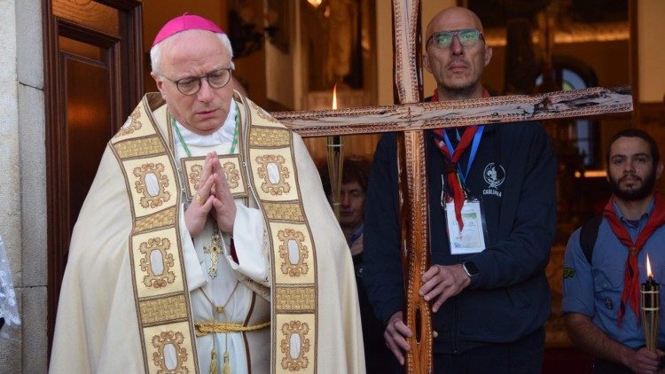 La croce del Giubileo realizzata dai detenuti durante la celebrazione diocesana di apertura dell'Anno Santo