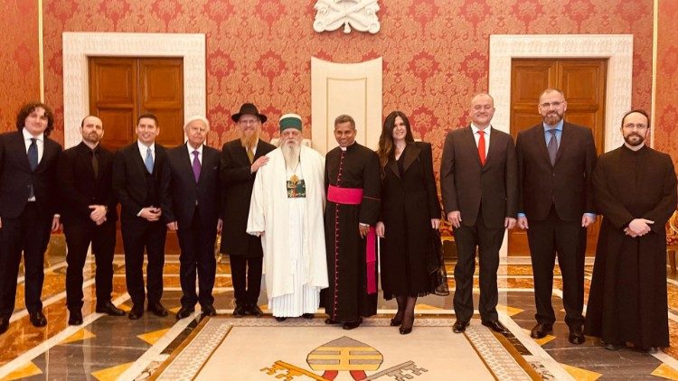 Një fotografi pas takimit me Papën