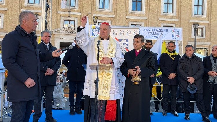 Cardeal Gambetti abençoa os animais diante da Praça São Pedro