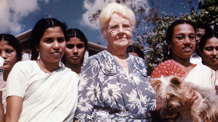 ஐடா ஸ்கடர் (நடுவில் இருப்பவர்)