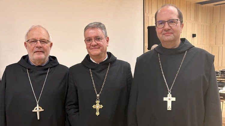 In der Mitte: Pater Javier Aparicio Suárez OSB, neuer Abtpräses der Missionsbendeiktiner (Foto: Erzabtei St. Ottilien)