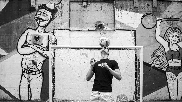 Un'immagine di Pavell che gioca col pallone a San Vittore