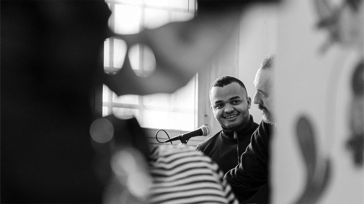 Roberto in carcere con il maestro di musica (foto Matteo Pernaselci)