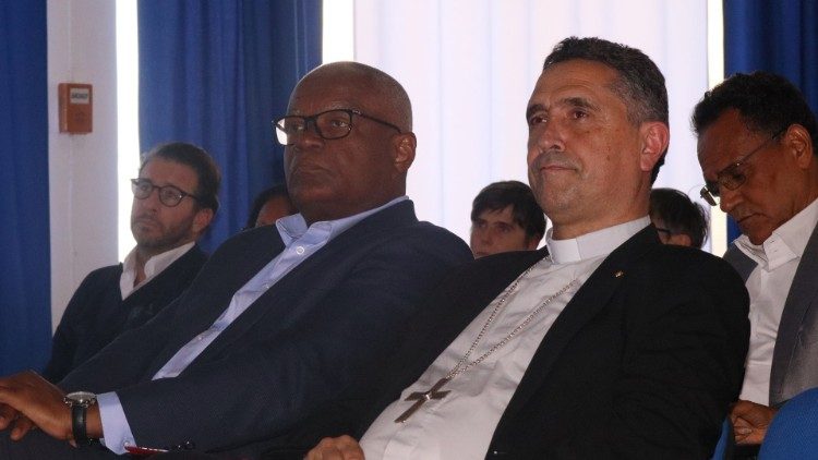 Dom Fernando García Cadiñanos ao lado do Ministro das Comunidades,  Jorge Santos