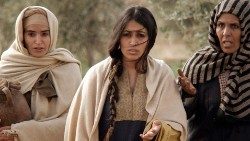 நகோமி தன் மருமக்களை தங்கள் இல்லம் திரும்ப வலியுறுத்தும் காட்சி 