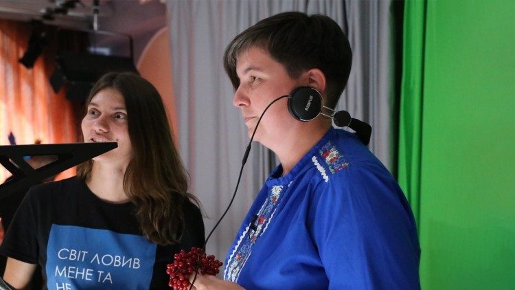 Sœur Alina Petrauskajte, SCM (à droite) à la rédaction. 