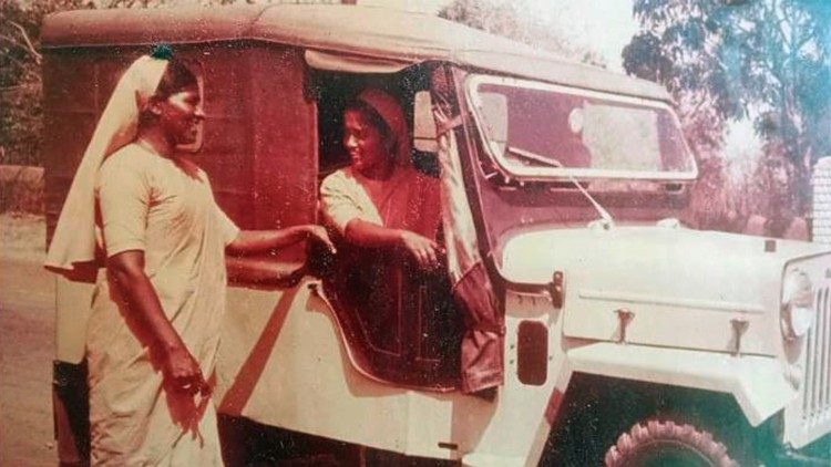 Suor Francis Alayatil alla guida dell'ambulanza