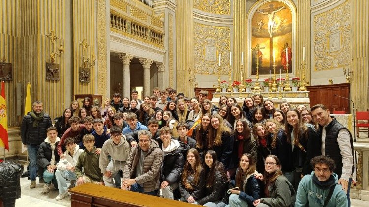 Grupo de jóvenes peregrinos en la Iglesia de Montserrat