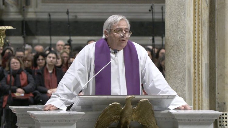 Padre Albanese akitoa tafakari katika liturujia ya Toba