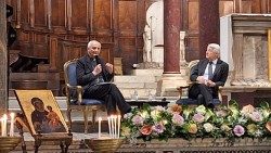 Il cardinale Zuppi e Ferruccio De Bortoli in dialogo a Santa Maria in Trastevere nell'ambito del Giubileo della Comunicazione