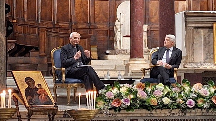 Il cardinale Zuppi e Ferruccio De Bortoli in dialogo a Santa Maria in Trastevere nell'ambito del Giubileo della Comunicazione