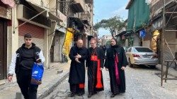 Кардынал Клаўдыё Гуджэроці (у цэнтры) падчас візіту ў сірыйскі Дамаск