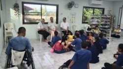 Za Svetovni dan misijonov 2025, katerega osrednje sporočilo je upanje (prim. Bula Spes non confundit, 1), sem izbral naslednje vodilo: »Misijonarji upanja med ljudmi«. 