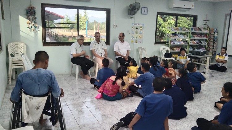 Za Svetovni dan misijonov 2025, katerega osrednje sporočilo je upanje (prim. Bula Spes non confundit, 1), sem izbral naslednje vodilo: »Misijonarji upanja med ljudmi«. 