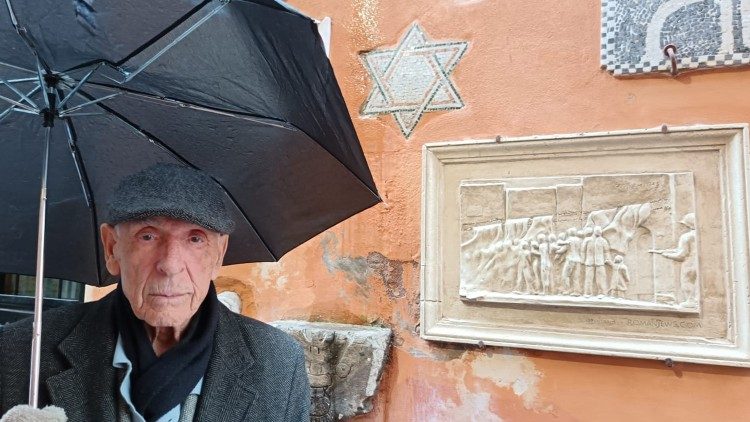 Emanuele Di Porto in via della Reginella, al quartiere ebraico di Roma