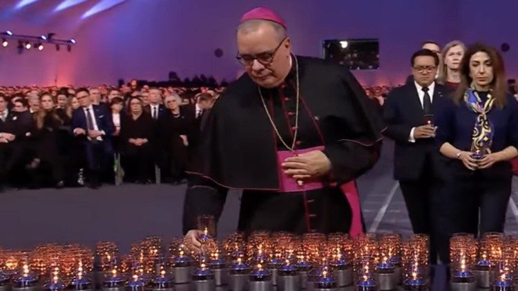 Abp Filipazzi podczas uroczystości (Auschwitz Memorial Muzeum Auschwitz)