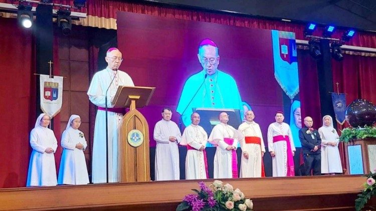 Archbishop-elect Francis Xavier Vira Arponratana leads the celebration of St. Louis College’s 40th anniversary with a Eucharistic ceremony. Photo: