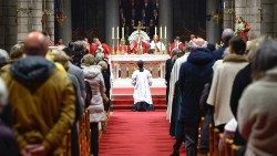 Mgr Paul Richard Gallagher célébrant la messe dans la cathédrale Notre-Dame-Immaculée de Monaco, le 27 janvier 2025 (Stephane Danna, Direction de la Communication Monaco).
