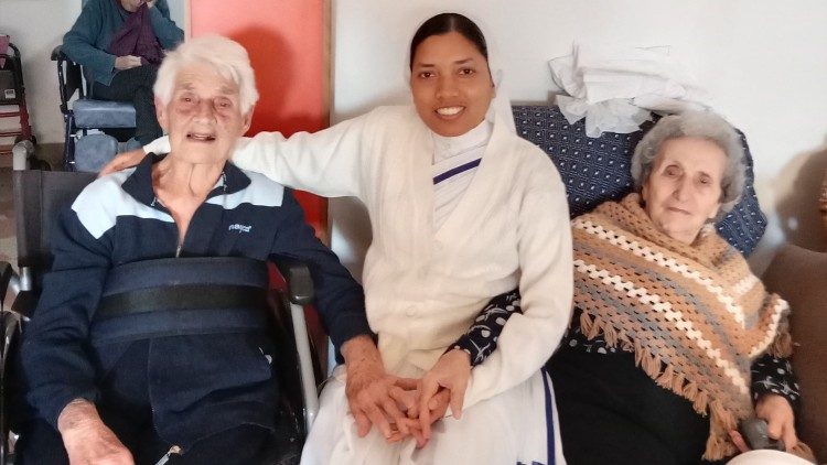 त्रोपेया वृद्धाश्रम में बुजुर्गों के साथ सिस्टर सुमती मिंज