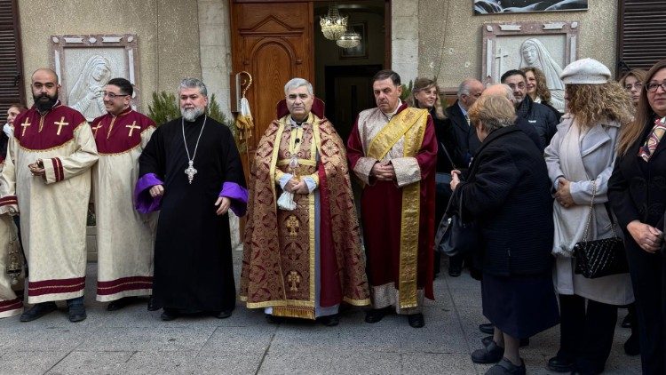 Արհ Ասատուրեան Գերապայծառը կը դիմաւորէ պատուաւոր հիւրը