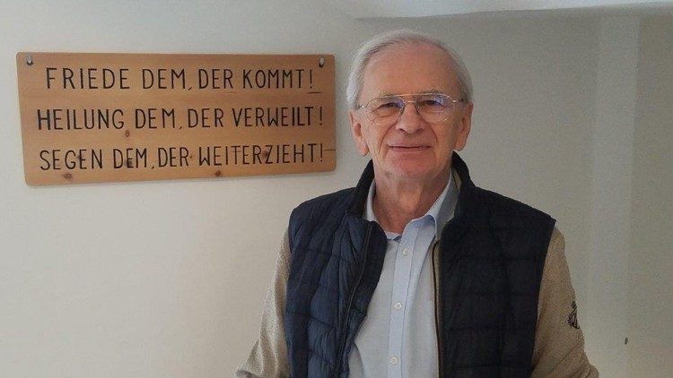 Karl Rottenschlager im Vorzimmer der Wohngemeinschaft von Emmaus