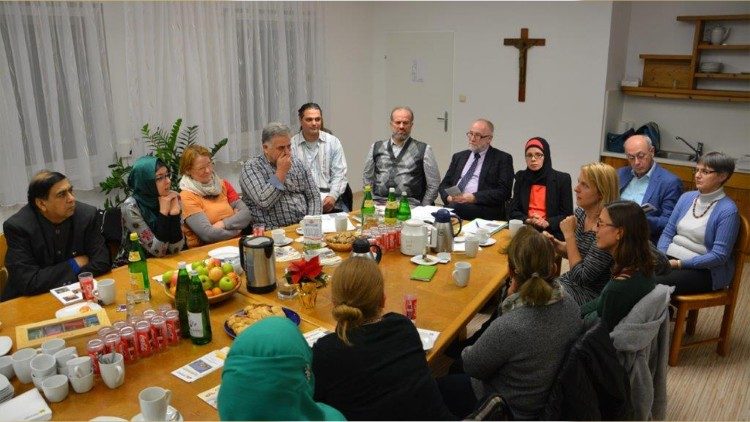 Bei einer Besprechung mit katholischen, evangelischen und muslimischen Lehrkräften