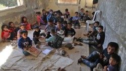 W krajach takich jak Syria wiele dzieci doświadcza szczególnego cierpienia