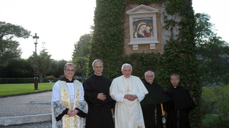 Tėvas R. F. Prevostas OSA, kiti augustinų vienuoliai ir Benediktas XVI prie Marijos, Gerosios Patarėjos, ikonos Vatikano soduose 2009 m.