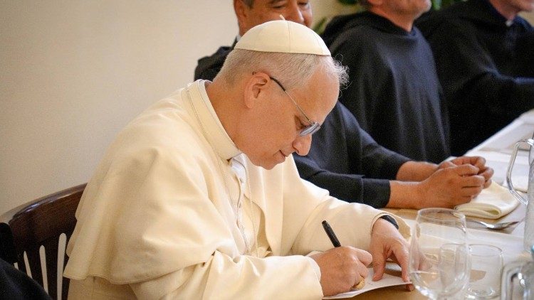 2025.06.02 Papa Leone XIV a pranzo con i confratelli agostiniani per i 70 anni di padre Alejandro Moral