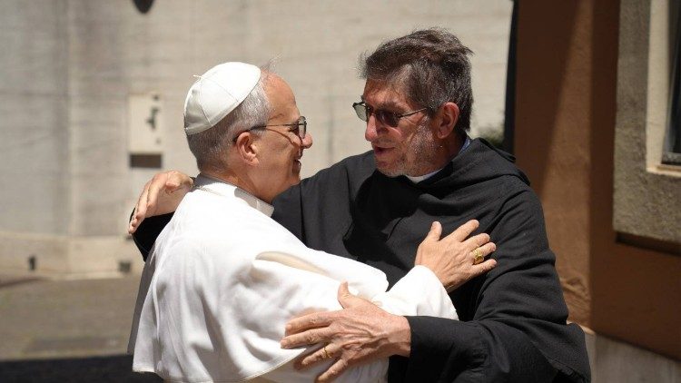 Papa Leone XIV abbraccia il priore generale degli agostiniani, padre Alejandro Moral