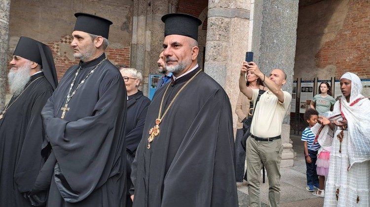 свещеноиконом проф. д-р Иван Иванов, църковен администратор за българските православни общини в Италия и Малта и председател на БПЦО „Свети Седмочисленици“ в Рим 