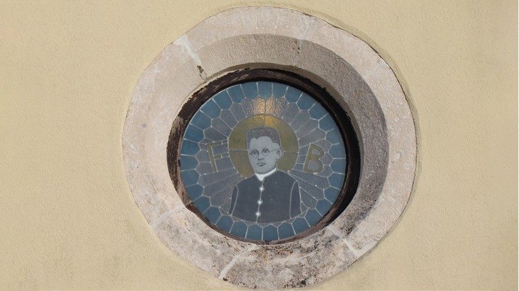 Vitraj s likom blaženog Francesca Bonifacia iznad ulaza u župnu crkvu u Krasici
