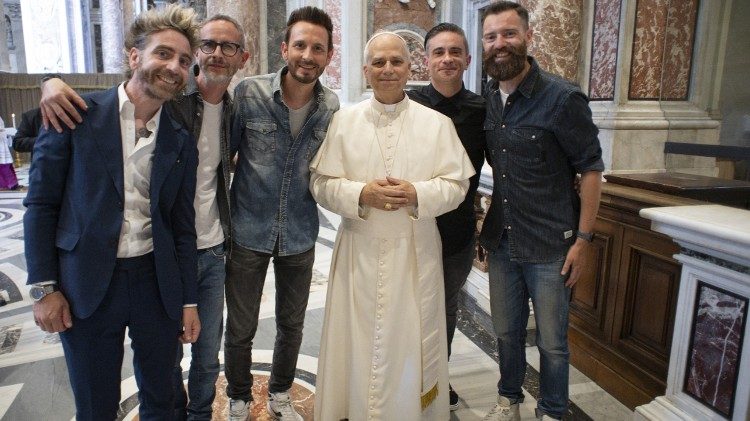 El grupo musical The Sun con el Papa León XIV