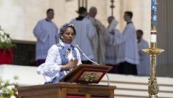 Mama Evaline Malisa Ntenga, Rais wa Shirikisho la Umoja wa Wanawake Wakatoliki Kanda ya Afrika akisoma sala ya waamini wakati wa Maadhimisho ya Jubilei ya Familia, Watoto, Wazee, Bibi na Babu 1 Juni 2025