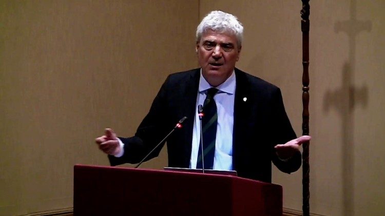 O coeditor do volume Luca Ribichini