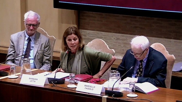 Conferência de apresentação nos Museus Vaticanos (da esquerda para a direita: Joseph Connors, Barbara Jatta e Marcello Fagiolo)