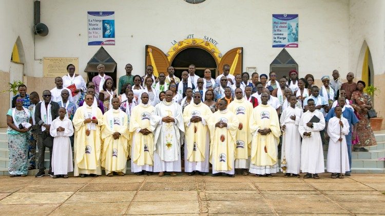 Photo de famille des participants au pèlerinage des journalistes et communicants catholiques du Bénin, le 1er juin 2025