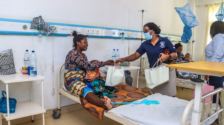 Por ocasião do 1° de junho, gestos de proximidade e carinho com as crianças, na Pediatria do HCB