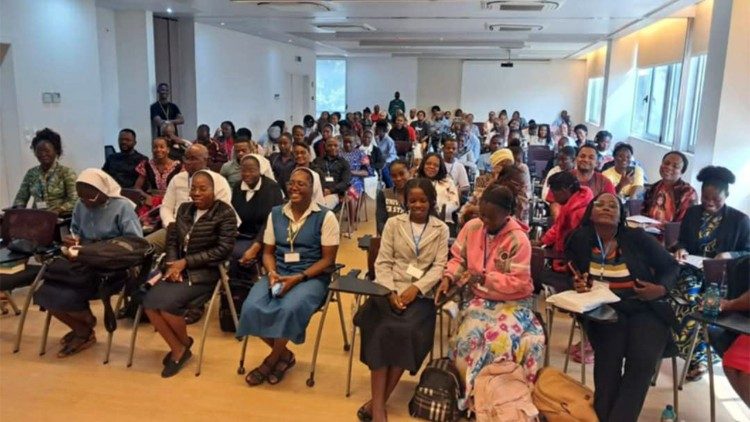 Participantes na mesa redonda sobre a mensagem do Papa Francisco para o 59° Dia Mundial das Comunicações sociais