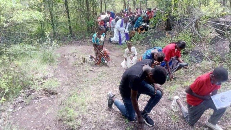 Momento de oração na Comunidade dos Gambos, arquidiocese do Lubango, sul de Angola