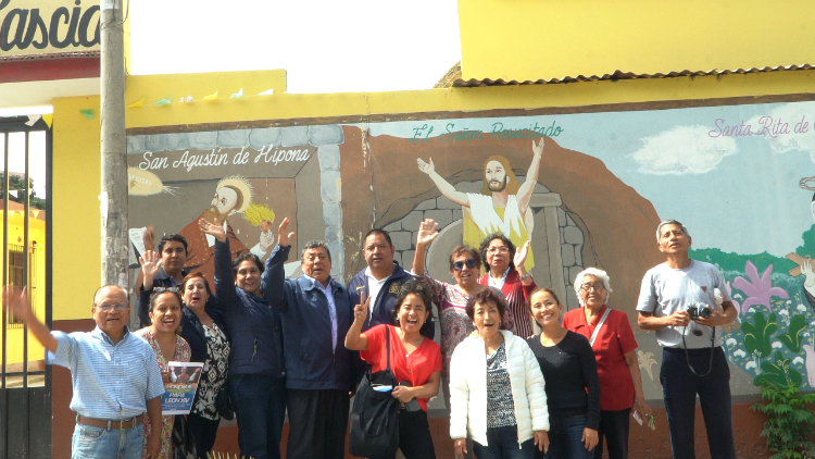I parrocchiani di Santa Rita a Trujillo salutano "el padre Roberto"