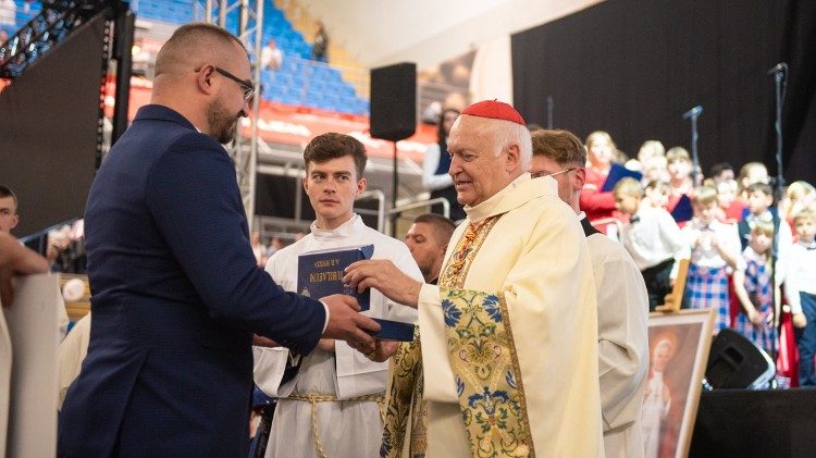 Kard. Német: bądźmy misjonarzami miłosierdzia w świecie poranionym wojną i podziałami