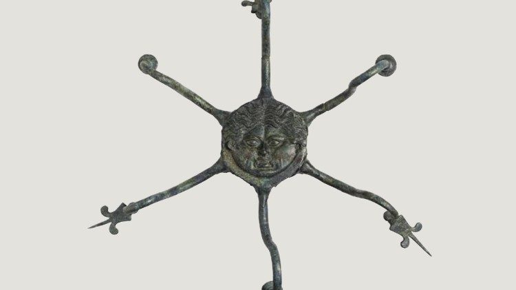 Zbiory Museo Profano obejmują około 1700 eksponatów, w tym materiały etruskie, italskie i rzymskie