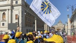 Fedeli appartenenti all'Azione Cattolica Italiana in procinto di iniziare il pellegrinaggio verso la Porta Santa di San Pietro